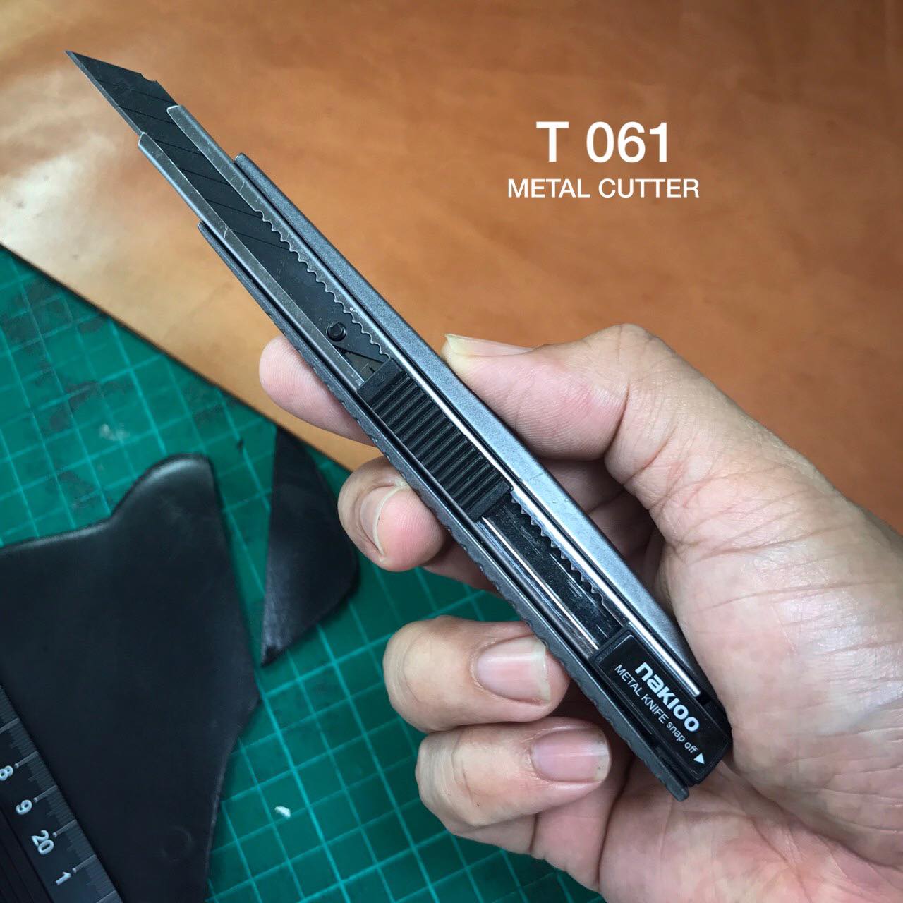 T061 คัตเตอร์ด้ามโลหะ ใบมีด 30องศา น้ำหนักดี อุปกรณ์งานทำมือ leatherbrass**ราคาต่ออัน**
