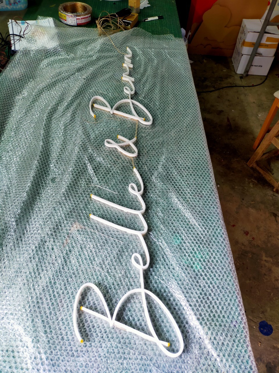 ไฟนีออน เฟค