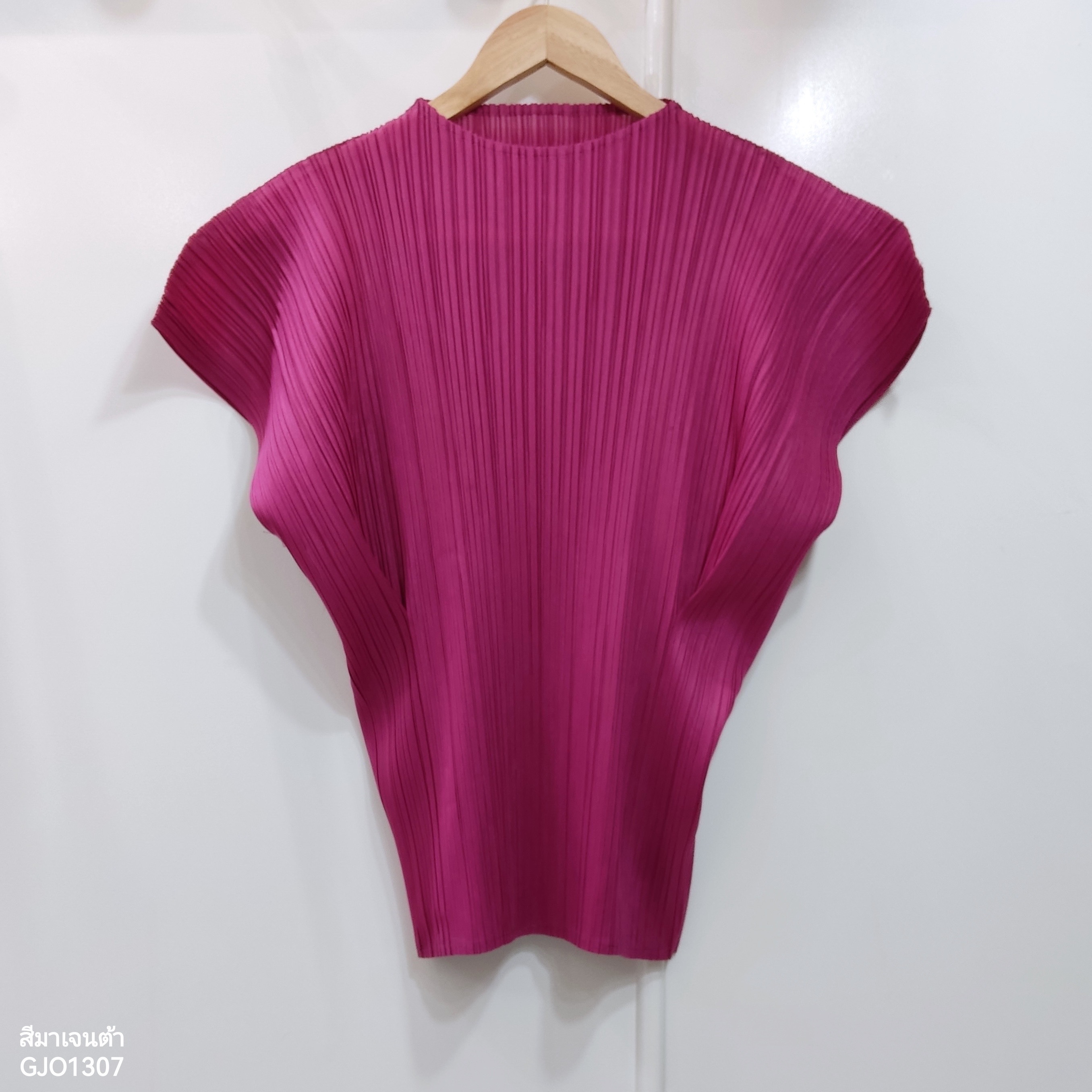 ปรับราคาลง20%!! 2MUAY รุ่น GJO1307 เสื้อพลีทคุณภาพ SHORT SLEEVE HIGH NECK PLEATED TOP สีแดงอมส้ม FREE SIZE