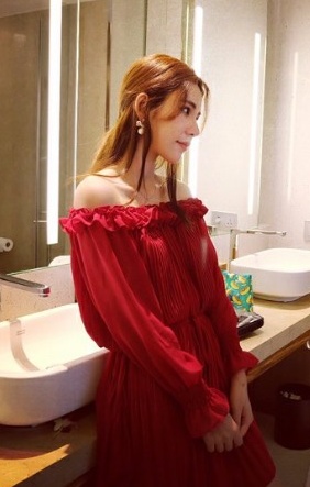 ชุดเดรสปาดไหล่ ผ้าชีฟองอัดพลีส แขนซีทรู สีแดง ตามแบบ