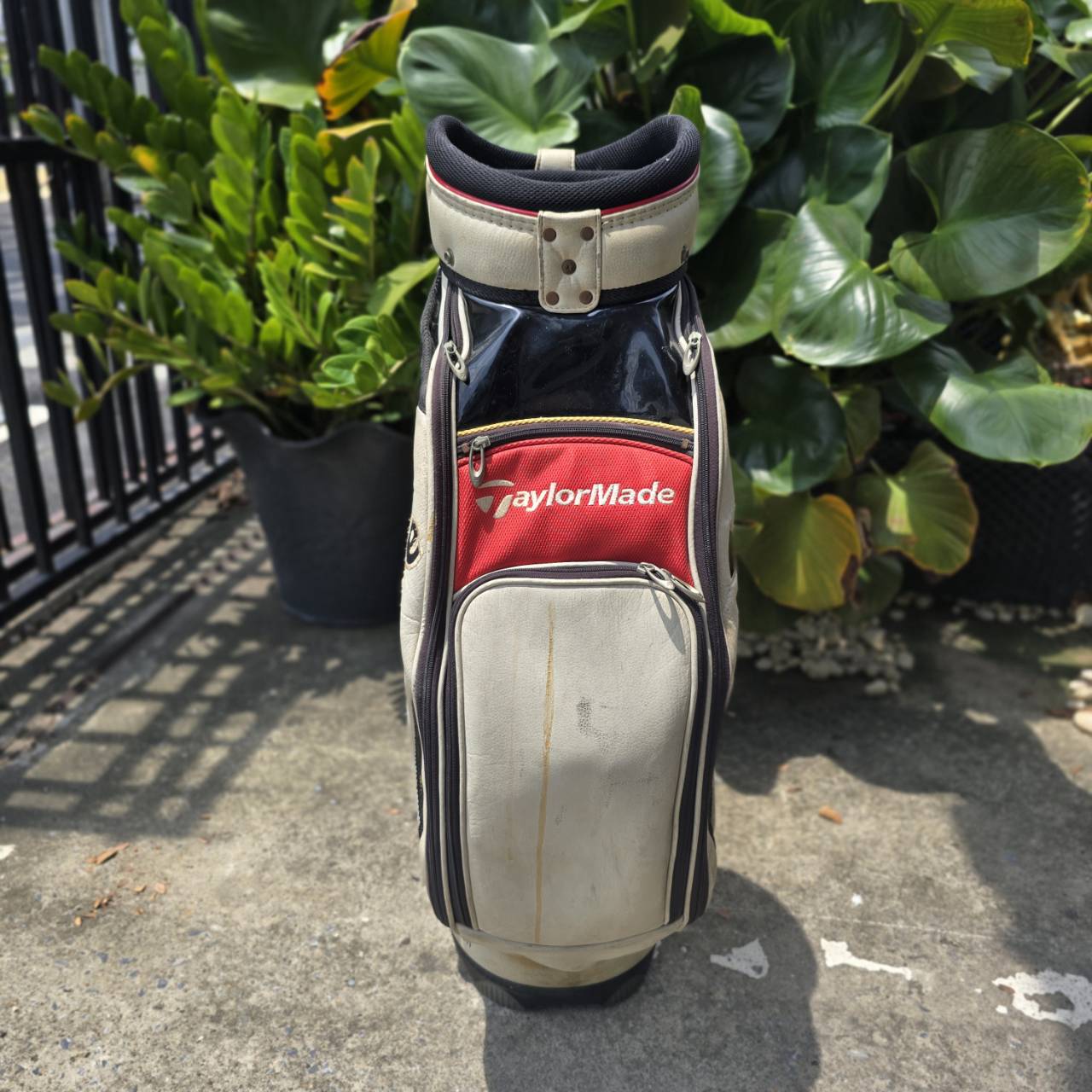 ถุงกอล์ฟ Taylormade TOUR ** มีลอยลอก ตามจุดต่างๆ ** นอกจากนั้นใช้งานได้ตามปกติเลยค่ะ