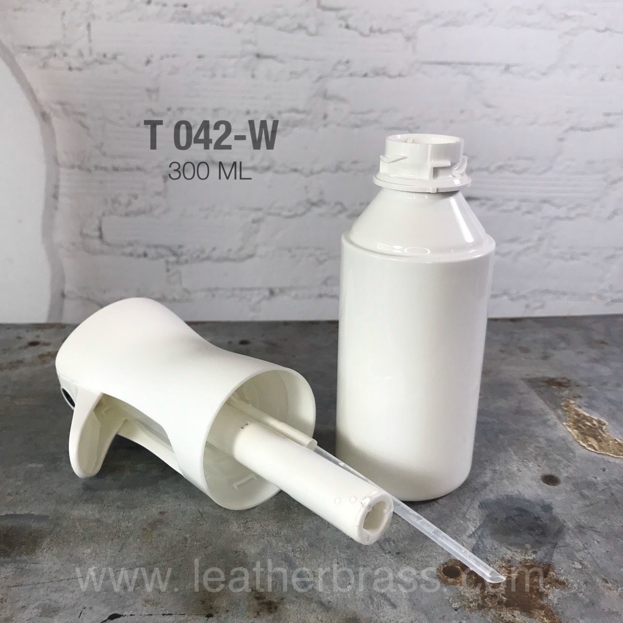 T042-W ขวดสเปรย์ฉีดน้ำแรงสูง ละอองละเอียด รูปทรงทันสมัย leatherbrass**ราคาต่อชิ้น**