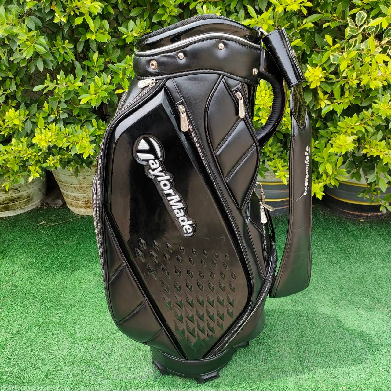 ถุงกอล์ฟ TAYLORMADE มือสอง Premium Modern สวยนางฟ้า *** เจ้าของเดิมทำ COVER ด้านบนหาย ที่ใส่อยู่เป็น COVER BENZ แท้ชั่วคราว ไม้กอล์ฟมือสอง ของแท้ BY NakaraLuxurious
