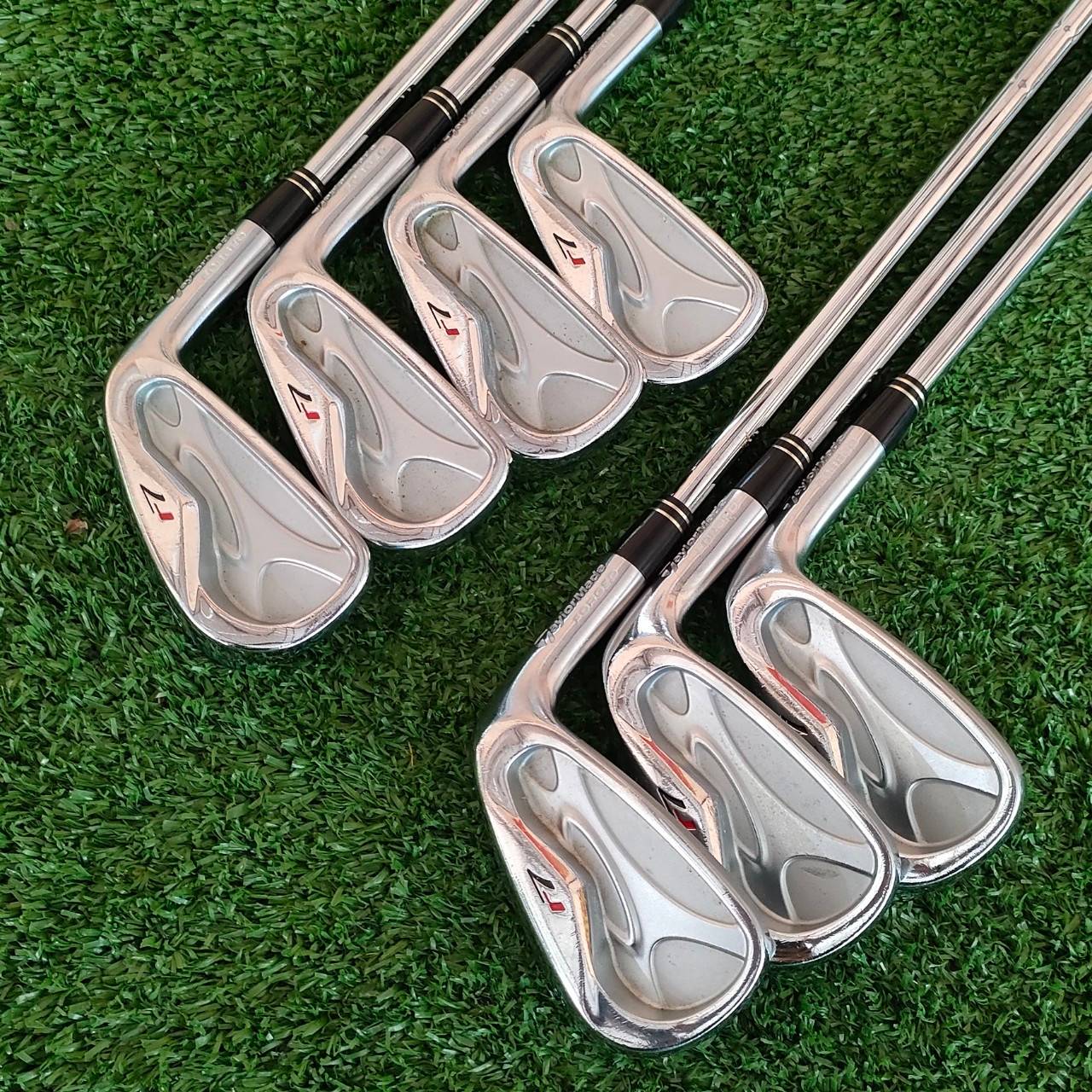 ชุดเหล็ก TAYLORMADE r7 FORGED มีเหล็ก 4-9 เเละ PW ก้าน N.S.PRO 950 GH FLEX S รุ่นนี้สุดยอดของสุดยอดครับ เพราะเป็นเหล็ก FORGED คุณภาพ ระดับสูงของแบรนด์ Taylormade ออกแบบให้ตีง่าย ใบ Cavity ใหญ่ ซึ่งใช้วัสดุเยอะมาก แพงมาก หายาก และจะทำให้ตีทั้งนุ่ม และไกลสุ
