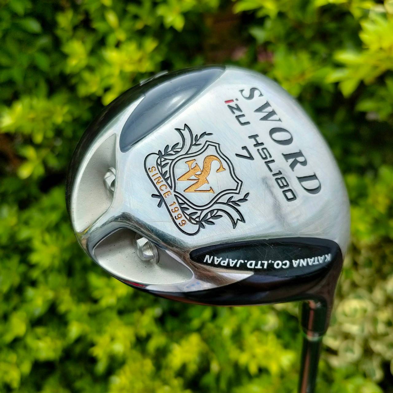 FW7 SWORD iZU HSL180 ก้าน SWORD iZ55 FLEX R เป็นหัวไม้ที่ตีง่ายที่สุด!!! ลูกลอยง่าย และตรงมาก ชดเชยความผิดพลาดสูง มีหมุดถ่วงด้านหลังสองจุด ทำให้กระจายน้ำหนักได้ดี!!! ไม้กอล์ฟมือสอง ของแท้ BY NakaraLuxurious