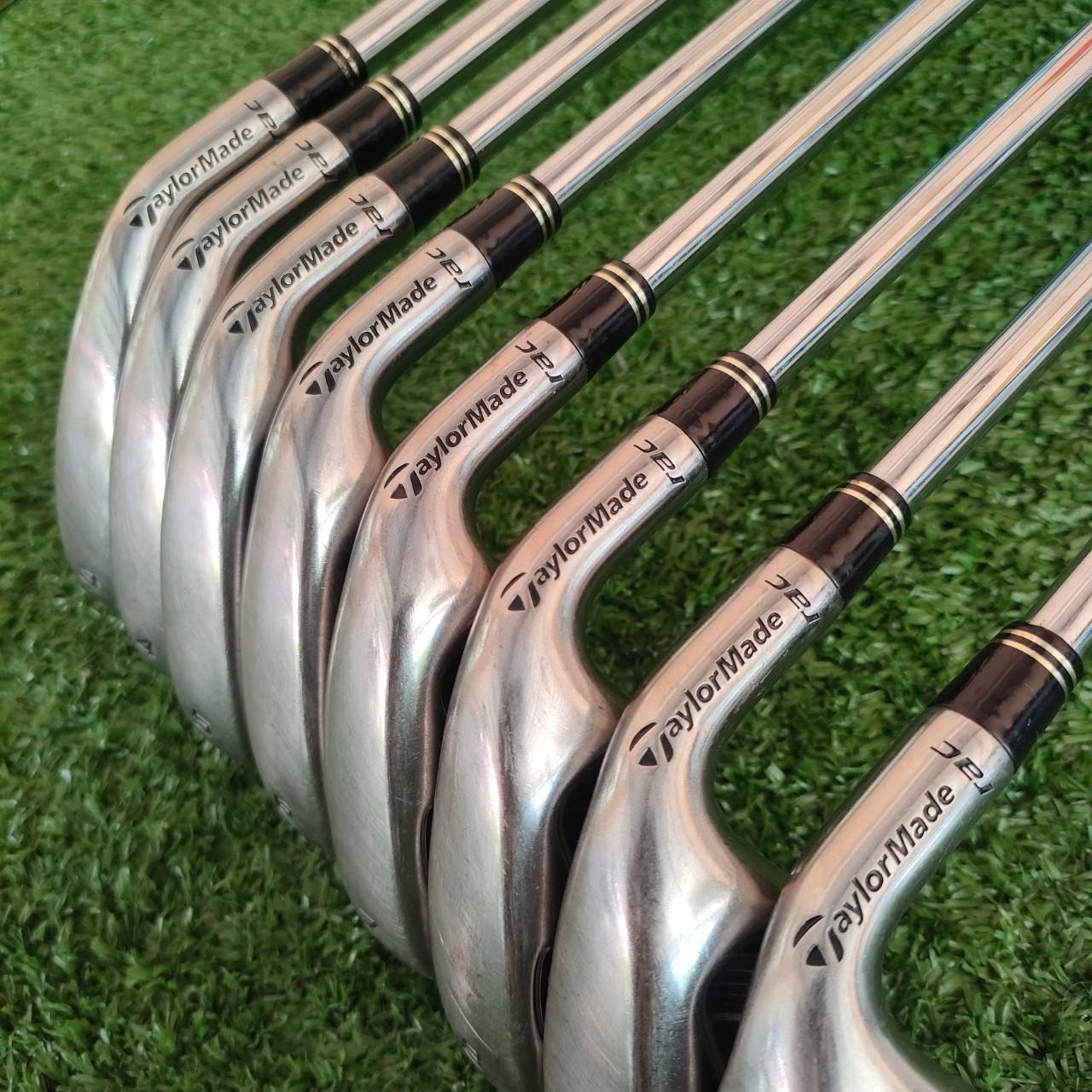 ชุดเหล็ก TAYLORMADE r7 XD มีเหล็ก 3-9 เเละ PW ก้าน TAYLORMADE FLEX R รุ่น XD เป็นรุ่นหน้าเด้งนะครับ ที่หน้าไม้จะมีแผ่นไทเทเนียมอีก 1 ชั้นครับ สังเกตที่รูปหน้าไม้ จะมีขอบแผ่นอยู่ครับ ทำให้ชุดนี้ทั้งตีง่ายและตีไกลแบบจัดๆ ไม่ต้องส่งมาก็สามารถตีได้ดีครับ