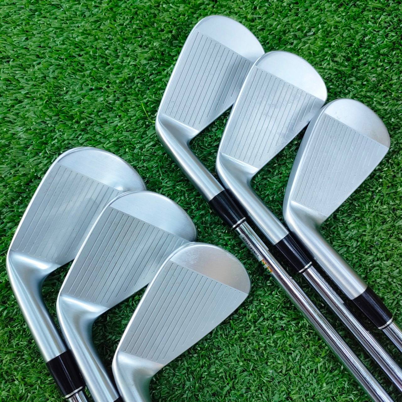 ชุดเหล็ก SRIXON Z585 เพื่อการตีอย่างเสถียรในทุกช็อต!!! มีเหล็ก 5 - 9 เเละ PW ก้าน N.S.PRO 950 GH FLEX R เหล็ก FORGED CAVITY สุดพรีเมี่ยม จากญี่ปุ่น สภาพสวยนางฟ้าจ้าา ไม้กอล์ฟพรีเมี่ยมมือสอง By NakaraLuxurious