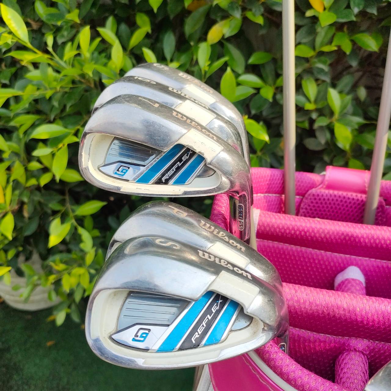 ** ชุดไม้กอล์ฟสำหรับผู้หญิง ** FULLSET WILSON REFLEX CG ทั้งชุดประกอบด้วย หัวไม้ เเฟร์เวย์ เเละ ไฮบริด ชุดเหล็ก มีเหล็ก 5 6 7 P S PUTTER DUNLOP พร้อมถุงกอล์ฟ DUNLOP ** ปากถุงของถุงกอล์ฟมีตำหนิ มีรอยค่ะ มีรูปให้ชมค่ะ **