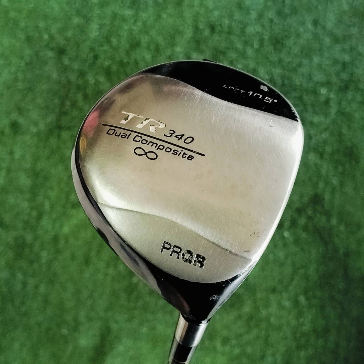 DRIVER PRGR TR340 Dual Composite Driver มีจุดเด่นที่การผสมผสานวัสดุไทเทเนียมและคาร์บอน เพื่อเพิ่มประสิทธิภาพในการตีลูกและความรู้สึกที่ดีในการใช้งาน แบรนด์แถวหน้าของญี่ปุ่น ไม้กอล์ฟพรีเมี่ยมมือสอง ของแท้ By NakaraLuxurious