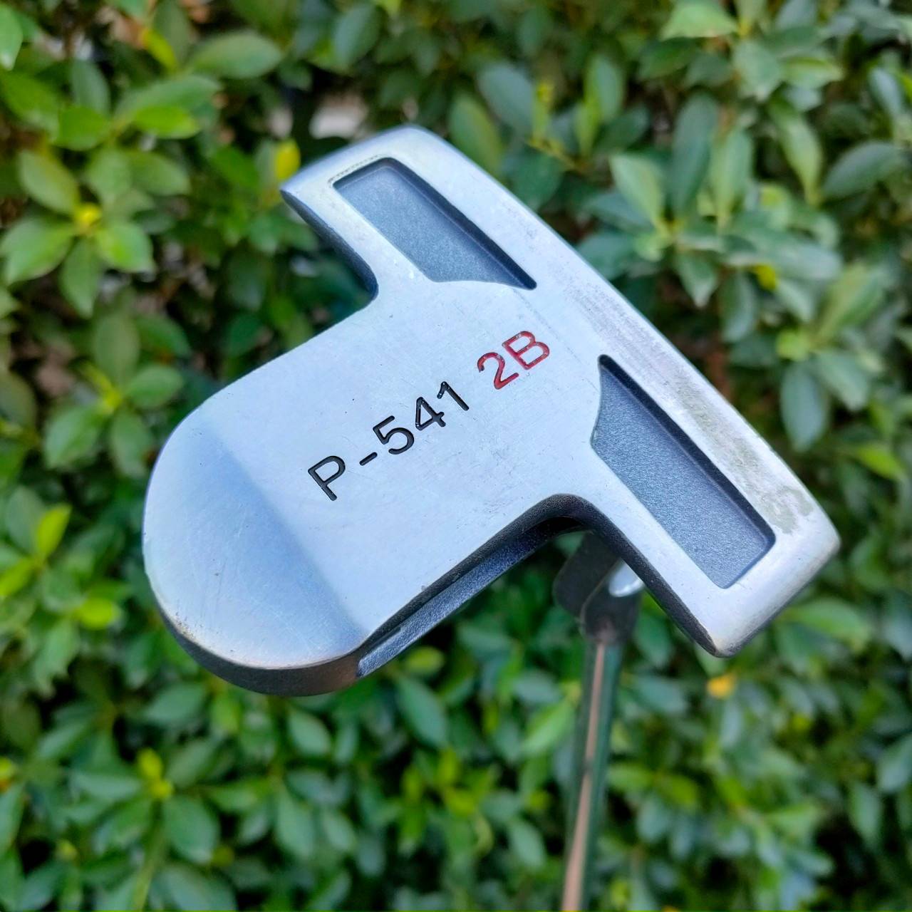 PUTTER P-541 2B *** ความยาว 39 นิ้ว *** พัตเตอร์แบบยาวพิเศษ พัตต์แบบจิ้มพุงได้ครับ เล็งง่าย ทรงเบลดสองบอล และมีเส้นให้เล็งอีกด้วย พัตต์ง่าย และตรงมากๆๆๆ