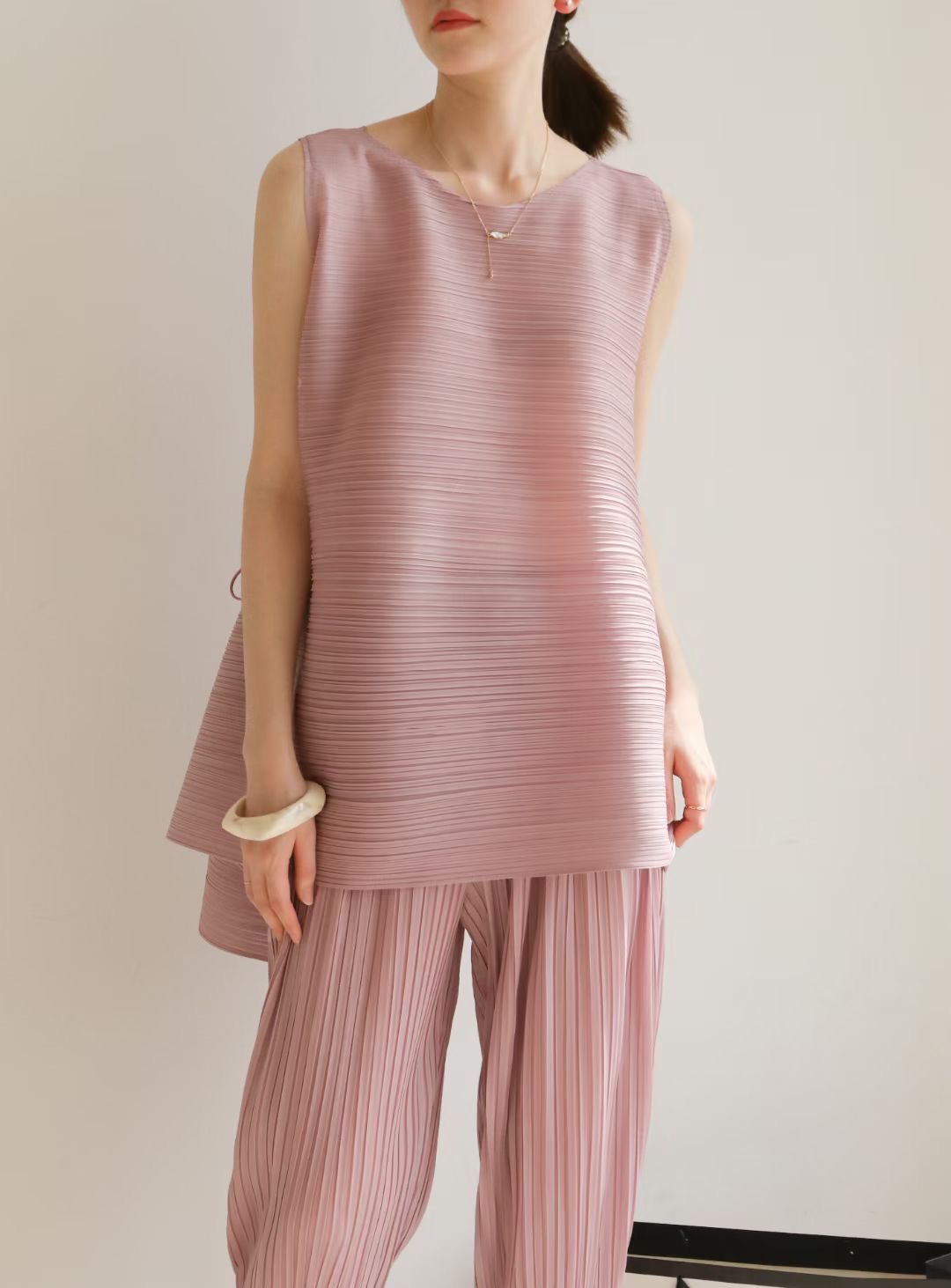 ปรับราคาลง20%!! 2MUAY รุ่น GJO7649 เสื้ออัดพลีทคุณภาพ SLEEVELESS CINCHED WAIST PLEATED TOP 11 สี FREE SIZE