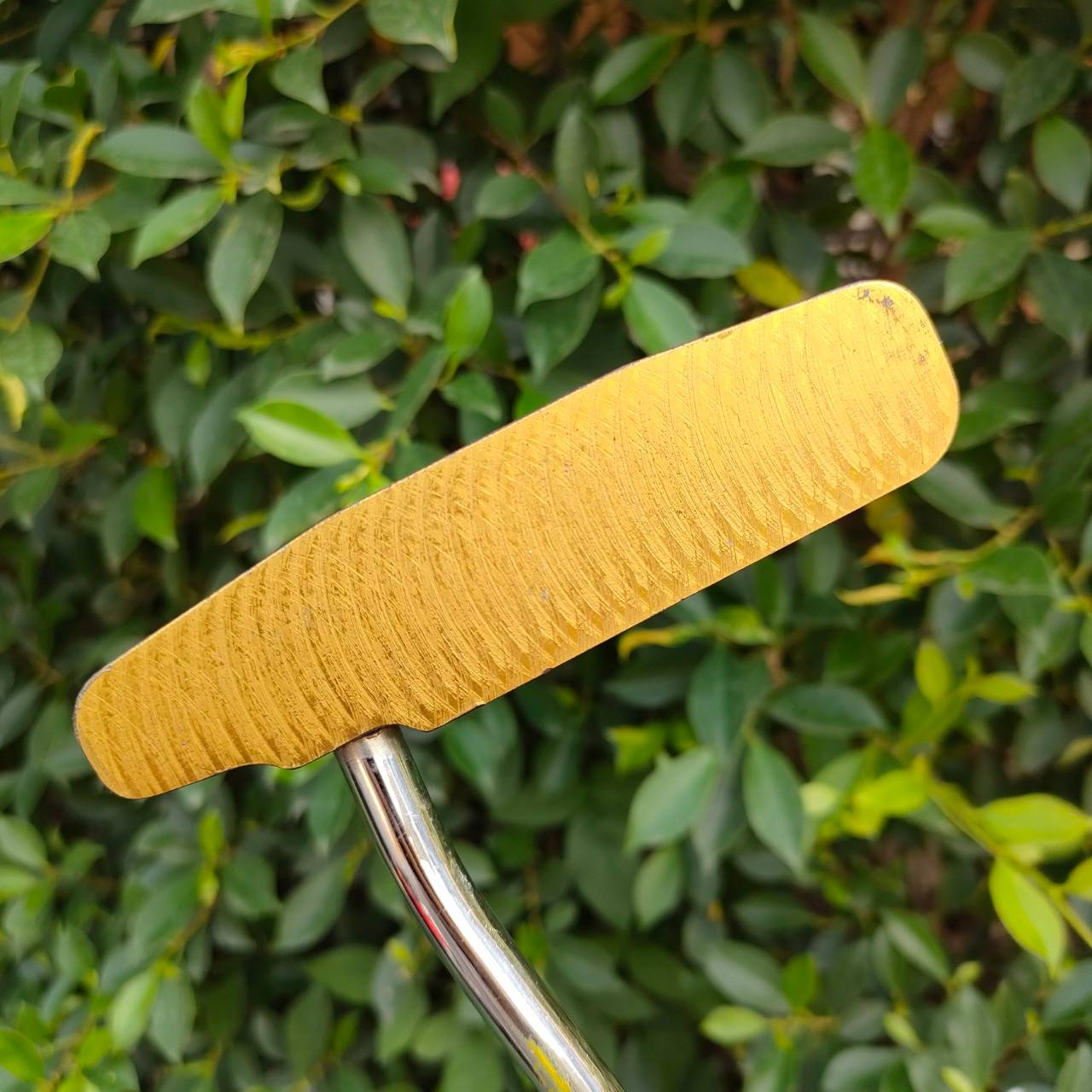 PUTTER หน้าสัมผัสทองเหลือง และมี MILLED เกาะไลน์สุดๆ ความยาว 33 นิ้ว น้ำหนักดีมาก ก้าน ORAYCOOK ลดการสั่นได้ดี ** GRIP SUPER STROKE เเบบใหญ่**