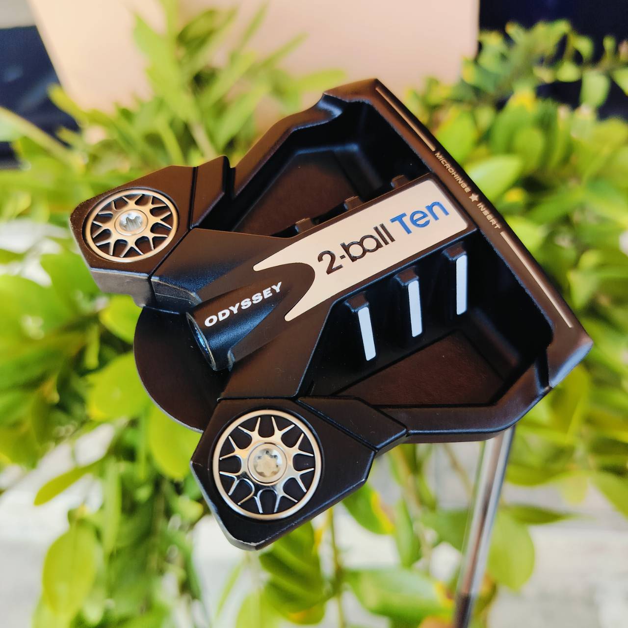 PUTTER ODYSSEY TEN 2-BALL ตัวนี้เป็นตัวใหม่ หน้า Microhinge Star Insert ก้าน Stroke Lab ตัวพัฒนาใหม่ ที่น้ำหนักรวมลดลง 7 กรัม แต่แข็งขึ้น ช่วยให้นักกอล์ฟมีเทมโป้ในสโตรกพัตต์ ที่เสถียรและแน่นอนมากขึ้น ไม้กอล์ฟพรีเมี่ยมมือสอง ของแท้ By NakaraLuxurious