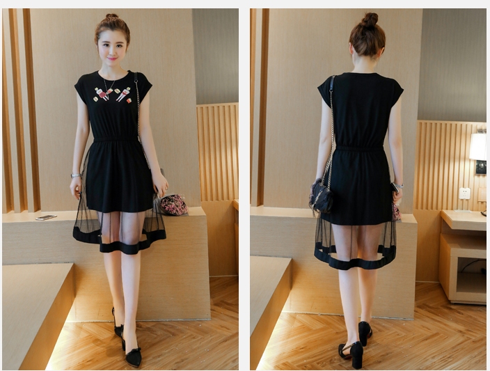 ชุดเดรส สีดำผ้าคอตตอนยืดหยุ่นพิมพ์ลายการ์ตูนหน้าอก ตัดต่อกระโปรง2ชั้นด้วยผ้าชีฟอ