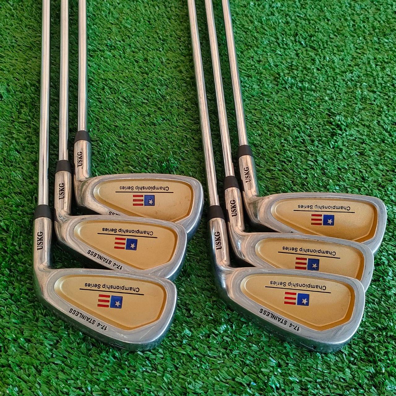 ** ไม้กอล์ฟสำหรับเด็ก ** ชุดเหล็ก U.S.KIDS GOLF 17-4 STAINLESS มีเหล็ก 4,5,6,7,9 เเละ PW **ขาดเหล็ก 8 ** ความยาวเหล็ก 7 ** 36 นิ้ว *