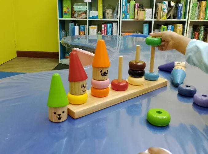 ตัวตลกใส่หมวกสวมหลัก12สี15ชิ้น โดนัทใส่หลัก ของเล่นเสริมพัฒนาการเด็ก ฝึกกล้ามเนื้อมัดเล็ก สมาธิ พร้อมส่ง