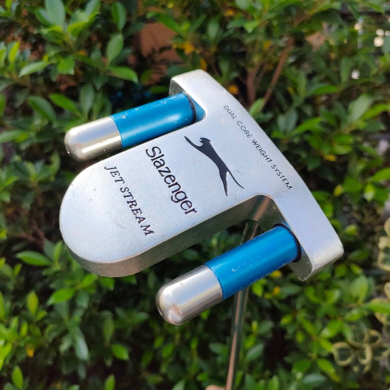 PUTTER SLAZENGR JET STREAM ความยาว 34 นิ้ว น้ำหนักดีมาก มีการกระจายน้ำหนักที่ไม่เหมือนใคร พัตต์แล้วตรงมากๆ หน้าไม้ดีมากๆ