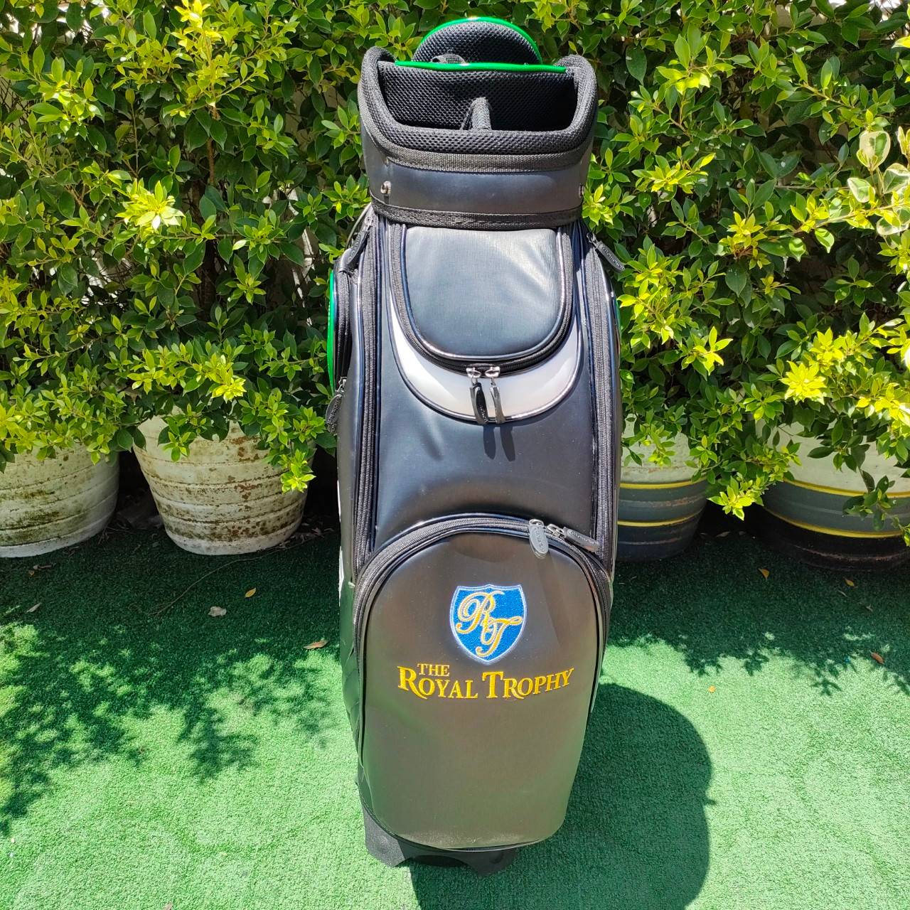 ถุงกอล์ฟ HELNEKEN มือสอง THE ROYAL TROPHY ของจริงสวยมาก สภาพนางฟ้า ไม่เคยผ่านการใช้งาน ถุงหายาก ใบใหญ่ ใส่ได้หลายช่อง มือสอง ของแท้ BY NakaraLuxurious
