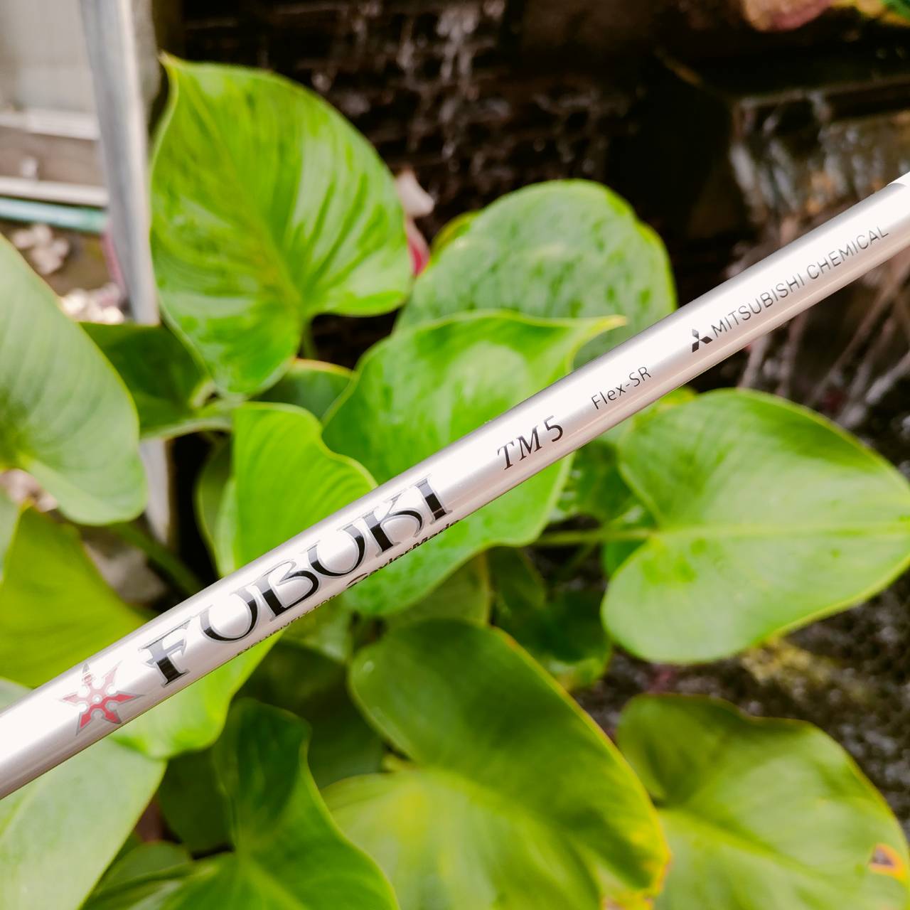 Driver Taylormade M6 องศา 9.0 Speed Injected Twist Face หน้าไม้ไทเทเนียมที่บางเฉียบ ยืดหยุ่นจนเกินค่ากำหนดตามกฎ แต่ฉีดเรซิ่นเข้าไปที่สองจุดหน้าไม้ เพื่อไม่ให้บางเกินขีดและยังคงมีความเร็วที่สูงสุด ไม้กอล์ฟพรีเมี่ยมมือสอง ของแท้ By NakaraLuxurious