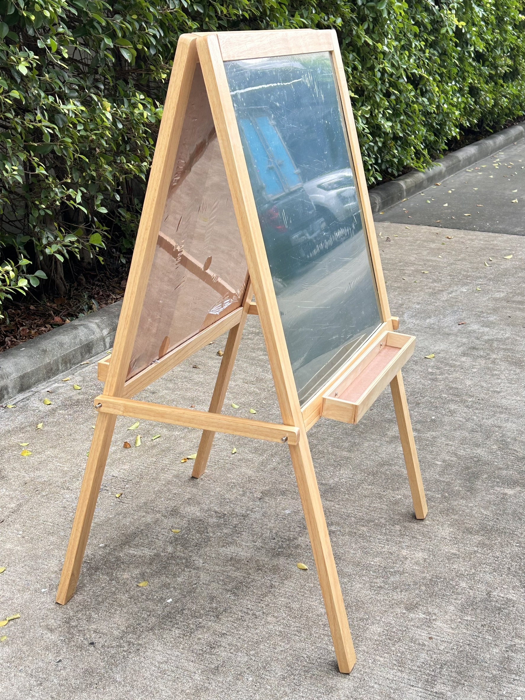 กระดานดำ - ไวท์บอร์ด 2ด้าน มีรางสำหรับใส่ปากกา ทั้ง 2 ด้าน มีขาหยั่ง อีกด้านเป็นแม่เหล็ก ขนาด : 66x110 ซม.