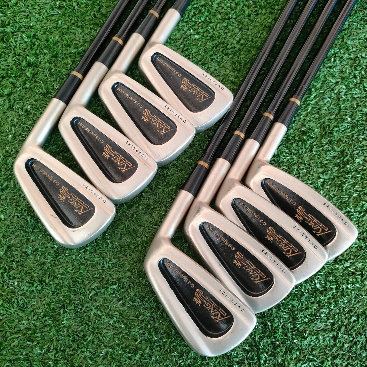 ชุดเหล็ก KING COBRA C-J SPECIAL 001 OVERSIZE มีเหล็ก 3,4,5,6,7,8,9,10 ก้าน KING COBRA FLEX R สภาพสวยเดิมเหล็กครบ COBRA เป็นแบรนด์ที่ตั้งใจผลิต ให้ออกมาตีง่ายมากๆและรุ่นนี้ ใบใหญ่ OVERSIZE ทำให้ตีโดนง่ายมาก ตีสบายๆระยะดี ทิศทางดี สปินดีครับ ราคาก็คุ้มแสนคุ