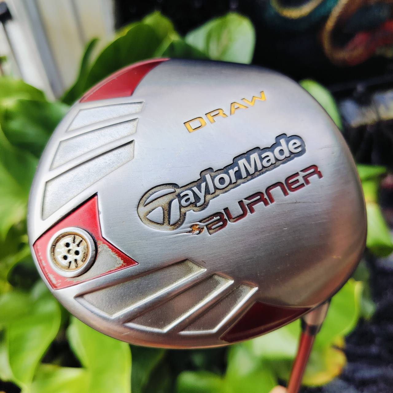 Driver Taylormade BURNER DRAW เป็นรุ่นที่แก้ปัญหาสำหรับคนชอบตีเฟด กระดองเคฟล่า จุด CG ต่ำ หัวใหญ่ หน้าสวีตสปอตกว้างเน้นตีง่ายๆค่ะ ไม้กอล์ฟพรีเมี่ยมมือสอง ของแท้ By NakaraLuxurious