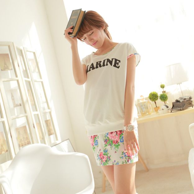 เซ็ตเสื้อคอกลมแขนสั้นคู่กระโปรงสั้นลายดอกไม้