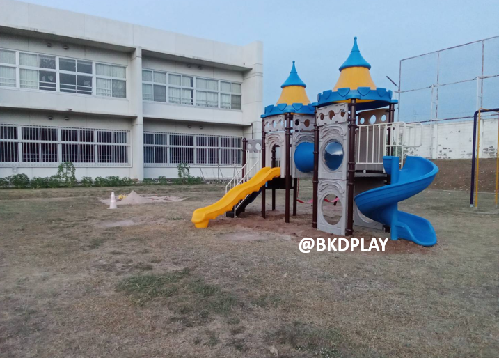 เครื่องเล่นสนามกลางแจ้ง, ชุดปราสาท2มงกุฏพร้อมชิงช้า สนามเด็กเล่น ,เครื่องเล่นสนามกลางแจ้งในร่มราคาถูก, เครื่องเล่นสนามปฐมวัย, playground, outdoorplayground ครุภัณฑ์สนามเด็กเล่น, สพฐ,โครงการโรงเรียนประชารัฐ