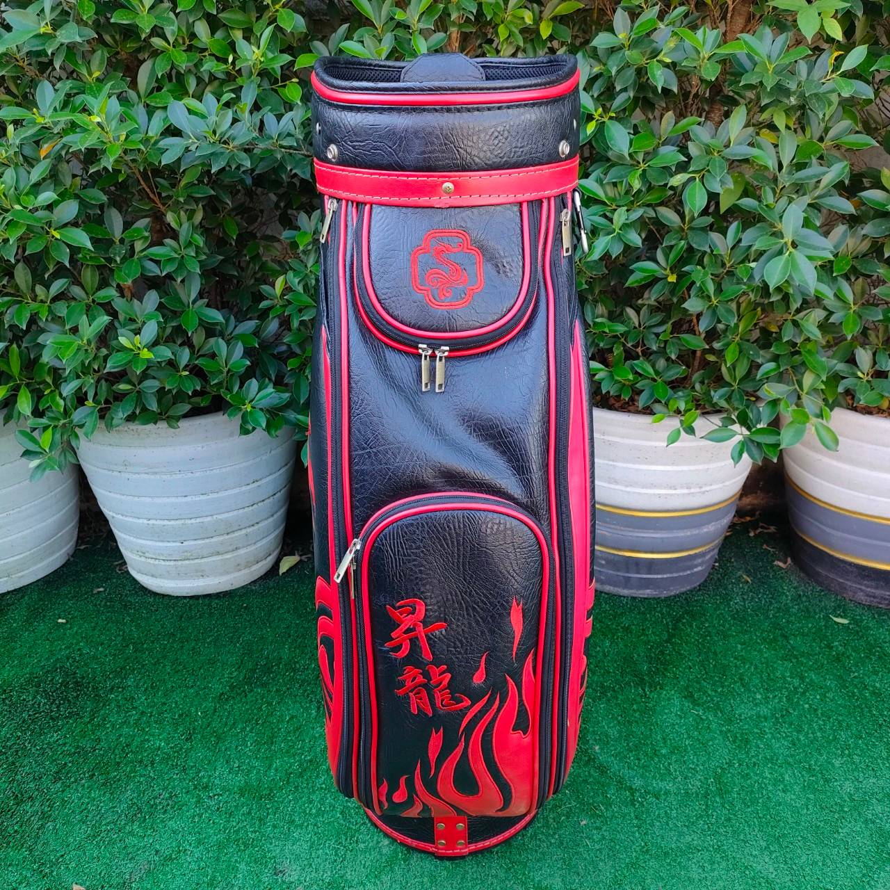 ถุงกอล์ฟ SAMURAI - DRAGON มือสอง **ถุงกอล์ฟ มีตำหนิ หัวชิฟ หลุด ** ตัวซิปใช้ได้ปกติ แค่เปลี่ยนหัวซิป ทุกอย่างสภาพสมบูรณ์ ถุงสวยมาก
