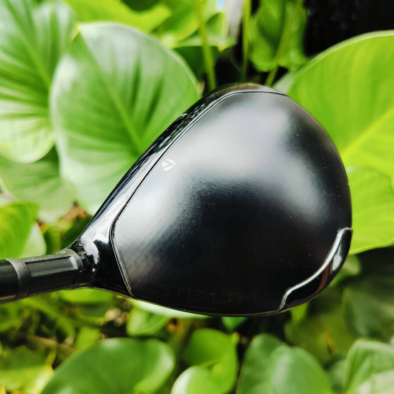 FW5 Taylormade Stealth ก้าน Mitsubishi TENSEI FLEX S . 3D Carbon Crown กระดองแบบ 3 มิติ ที่ทำให้สามารถลดน้ำหนักจากด้านบน และวางน้ำหนักจุดศูนย์ถ่วงให้ต่ำลงได้อีก ทำให้ Stealth Fairway เป็นหัวไม้ที่ตีลอยง่าย ไม้กอล์ฟพรีเมี่ยมมือสอง ของแท้ By NakaraLuxurious