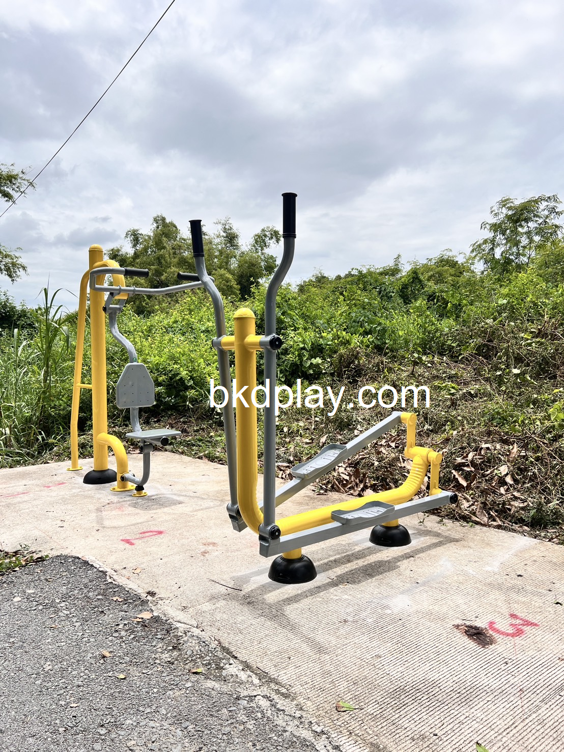 เครื่องออกกำลังกายกลางแจ้งผู้ใหญ่,บริหารแขน-ขา-สะโพก-หัวไหล่ (แบบโยกวิ่งสลับเท้า) ,ลานกีฬาอเนกประสงค์ ,สวนสาธารณะ ,เทศบาล,หมู่บ้าน,ผลิตในไทย, สั่งทำตามสีที่ต้องการได้ ขนาด 60 x100 x160 ซม.