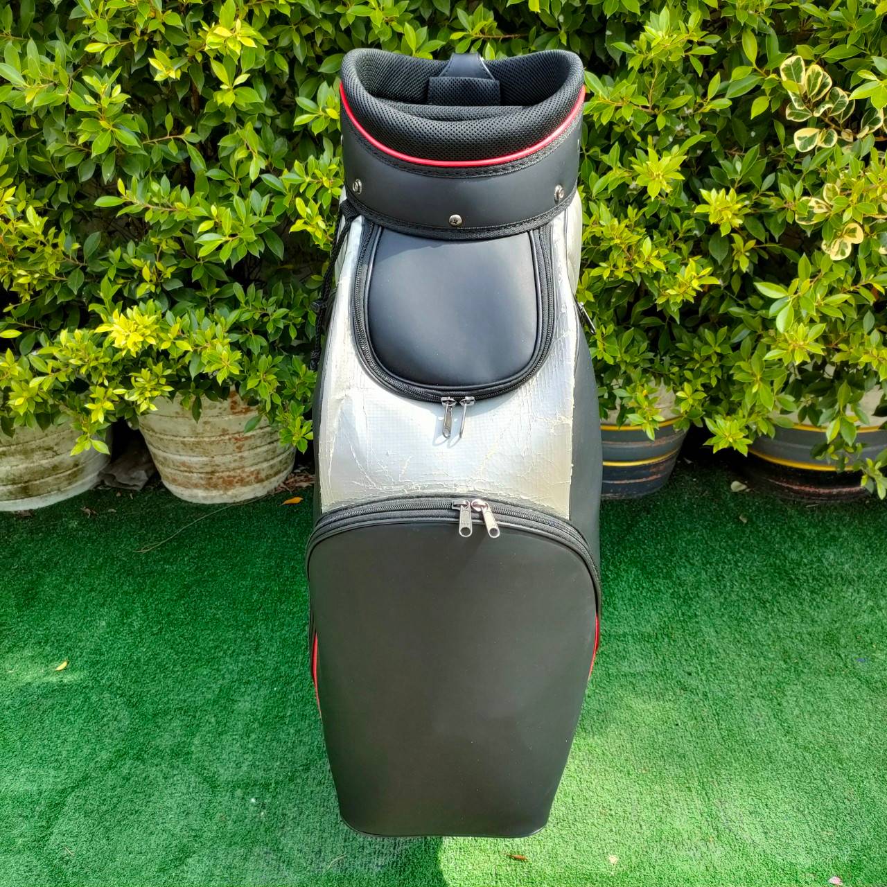 ถุง TOUR CUSTOM ของใหม่ไม่เคยใช้ แต่เก็บในสต๊อคนาน ** มีตำหนิ หนังส่วนหน้าลอก ** ลดราคาพิเศษสำหรับท่านที่ไม่ซีเรียส!! มือหนึ่ง ของแท้ BY NakaraLuxurious