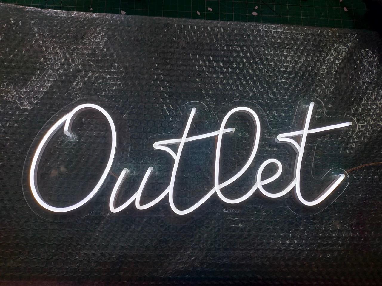 ป้ายไฟนีออนดัดled flex ป้ายไฟตกแต่งร้าน "OUTLET"