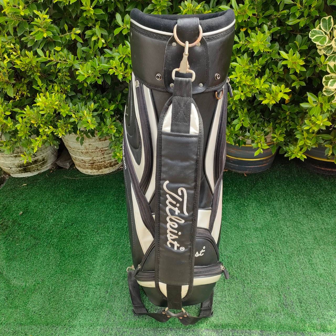 ถุงกอล์ฟ TITLEIST มือสอง TOUR ใบใหญ่ แข็งแรง กันน้ำ สภาพปานกลาง มีขึ้นสนิมที่ส่วนโลหะ มือสอง ของแท้ BY NakaraLuxurious