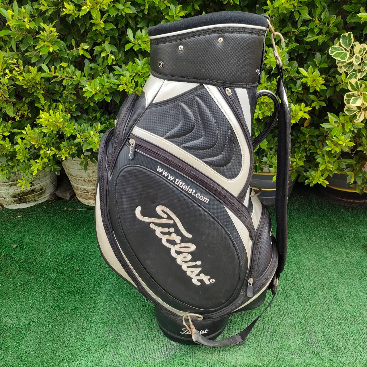 ถุงกอล์ฟ TITLEIST มือสอง TOUR ใบใหญ่ แข็งแรง กันน้ำ สภาพปานกลาง มีขึ้นสนิมที่ส่วนโลหะ มือสอง ของแท้ BY NakaraLuxurious