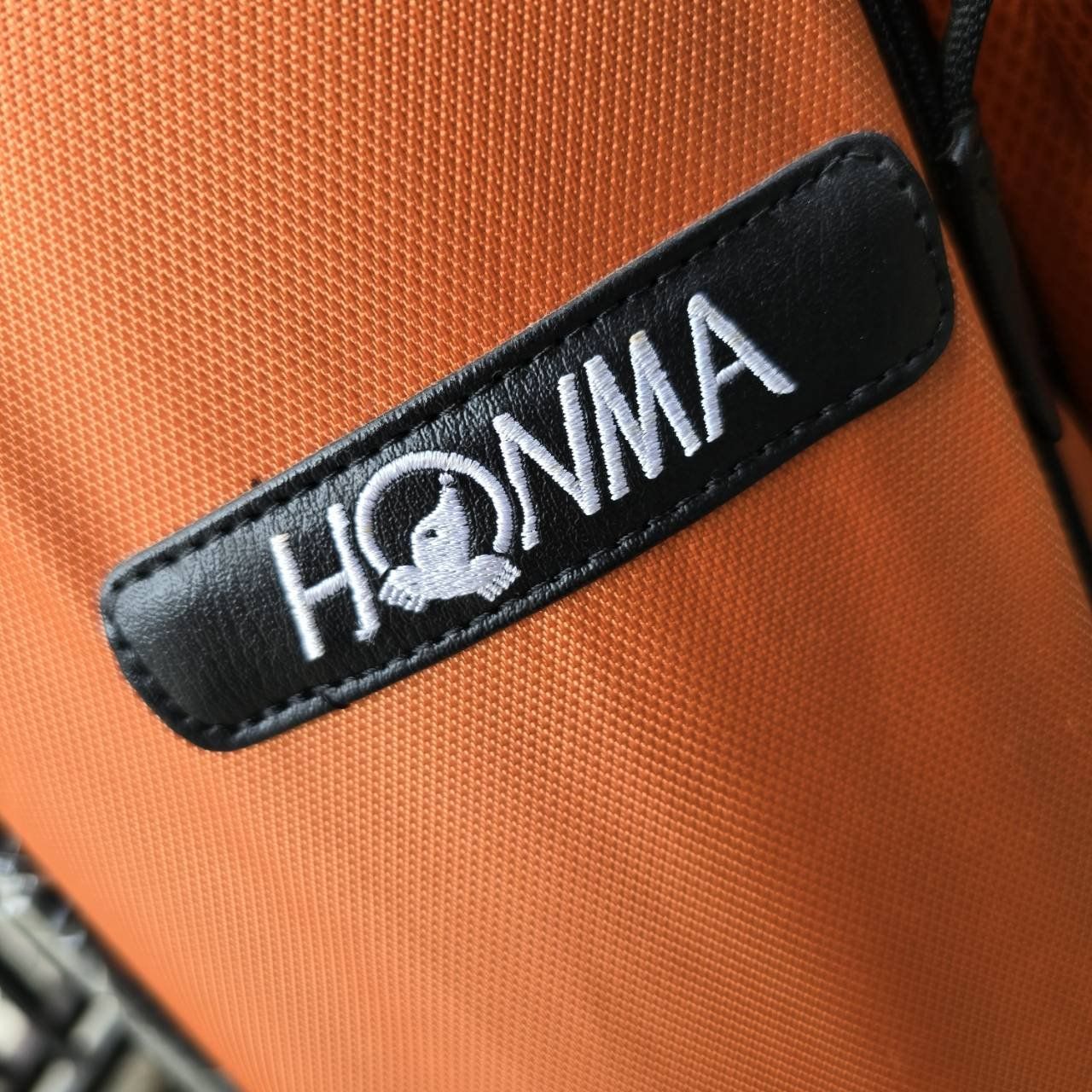 ถุงกอล์ฟ HONMA ขาตั้ง ของแท้ เป็นถุงกอล์ฟขนาดกลาง มือสอง สภาพสวยมาก แทบไม่เคยใช้งาน ถุงพลาสติกที่ขาตั้งยังไม่ได้แกะออก ถุงพรีเมี่ยมญี่ปุ่น น้ำหนักเบาอย่างมาก