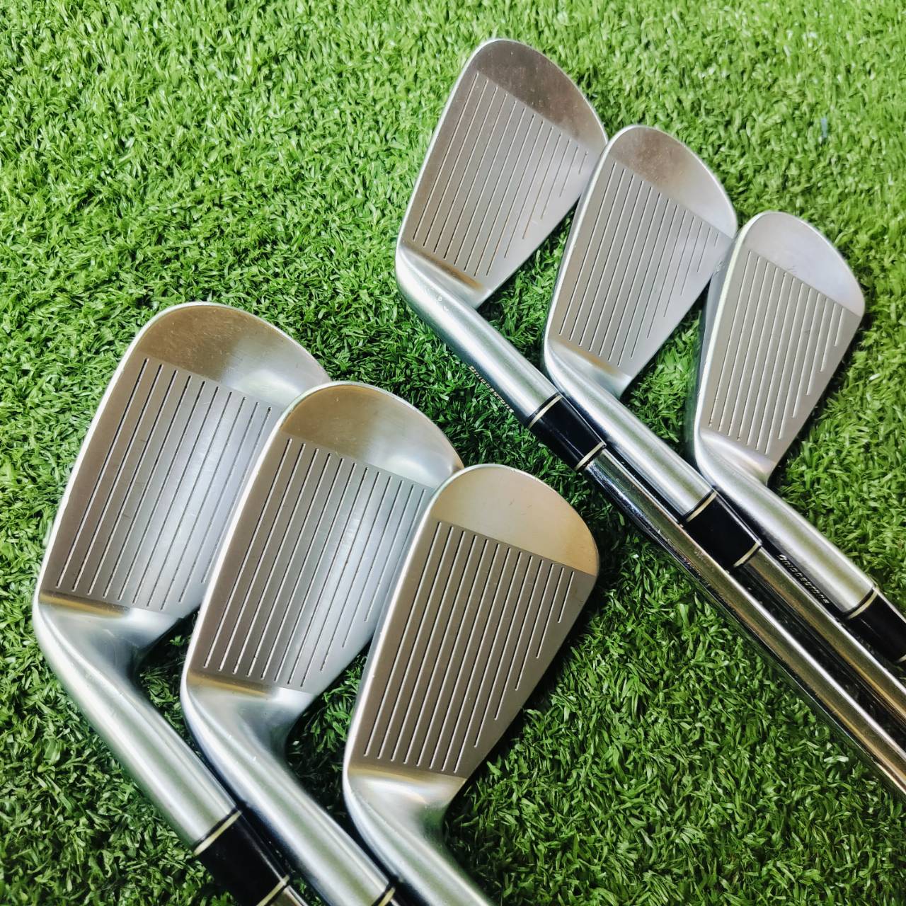 ชุดเหล็ก TOURSTAGE VIQ วัสดุ PREMIUM FORGED สวยจัด ตีนุ่มแบบจัดๆ และตีง่าย พรีเมี่ยมจริง มี CAVITY ช่วยให้ตีง่ายขึ้น และ ตีตรงอย่างมากเลยค่ะ แน่นๆ สปินดีด้วย ก้าน NS PRO V90 FLEX R เบา 90 กรัม ไม้กอล์ฟพรีเมี่ยมมือสอง ของแท้ By NakaraLuxurious