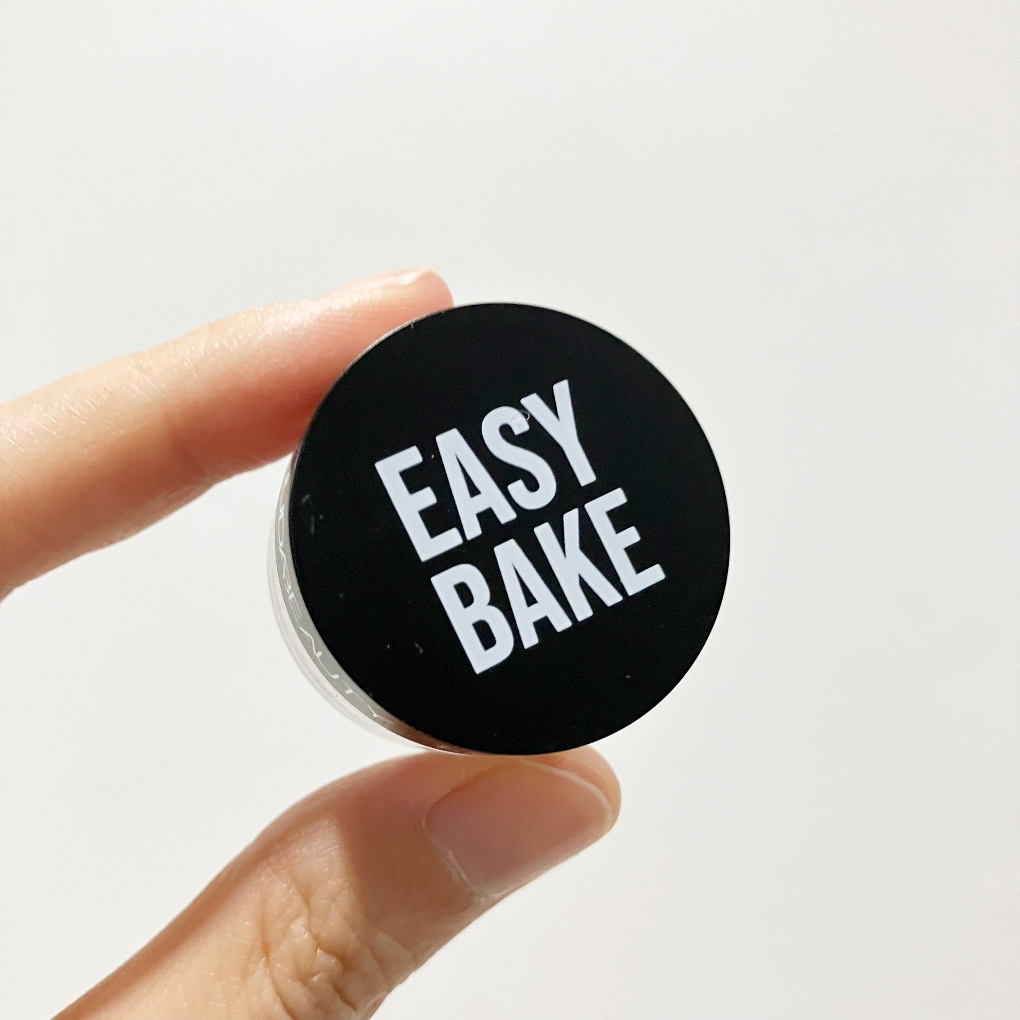 Huda Beauty Easy Bake Loose Powder 0.8g แป้งฝุ่นยอดนิยมในวงการความงาม