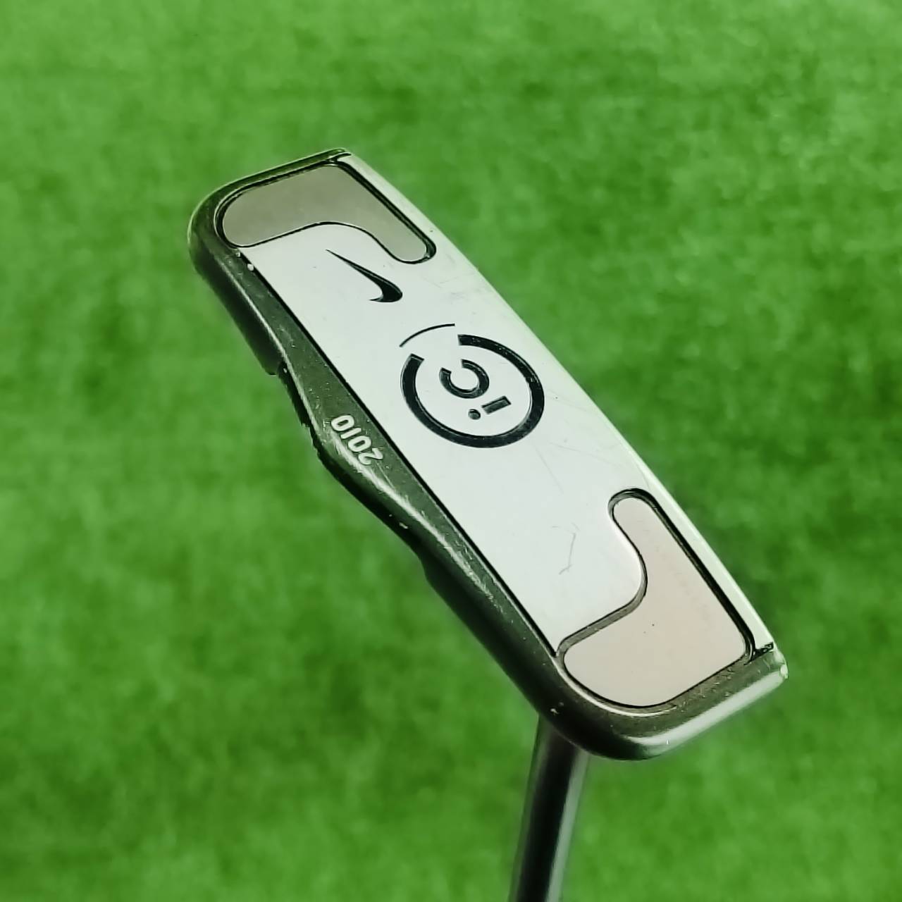 PUTTER NIKE IC2010 ยาว 33 นิ้ว บล๊านซ์มากๆ มีถ่วงทังสเตนสองข้าง หน้าสัมผัส MILLED เพื่อให้ลูกกอล์ฟ หมุนเร็วที่สุด ไม้กอล์ฟพรีเมี่ยมมือสอง ของแท้ By NakaraLuxurious
