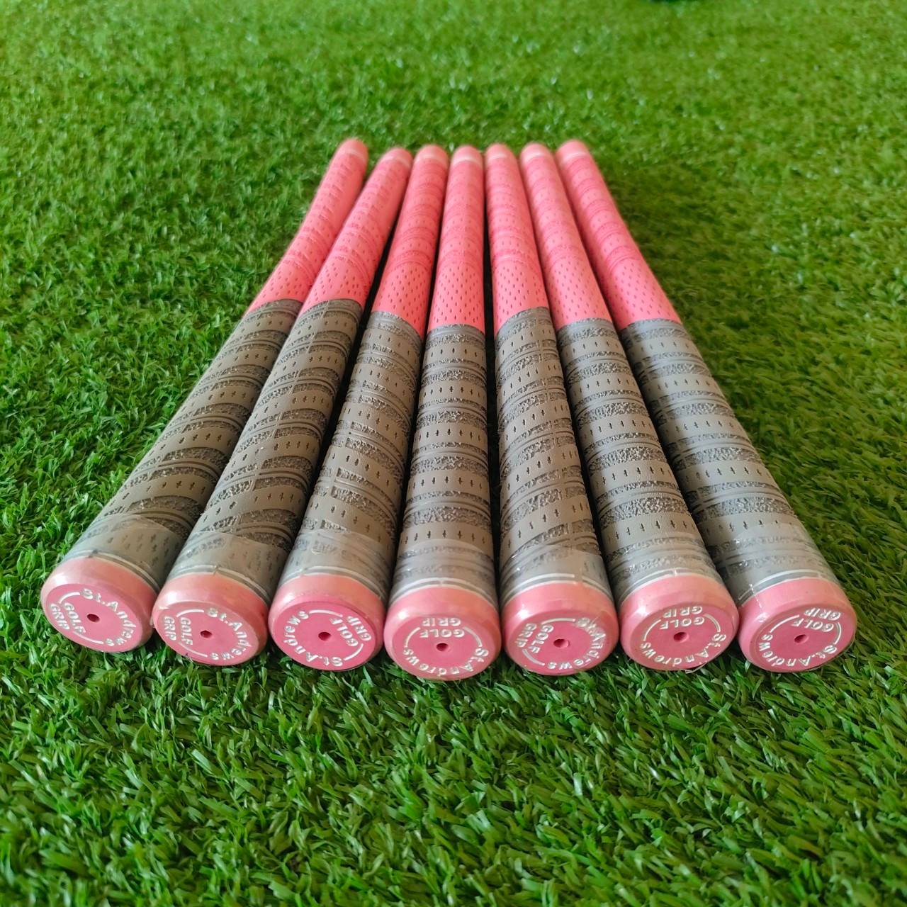 **ราคาต่อชิ้น** GRIP ST.ANDREWS ของใหม่!!! วัสดุสุดยอดคุณภาพ เหนียวหนึบมาก ไม่ใช่รุ่นผ้าใบ แต่ลวดลายนี้ทำให้หนึบมือมาก!! มือหนึ่ง ของแท้ BY NakaraLuxurious