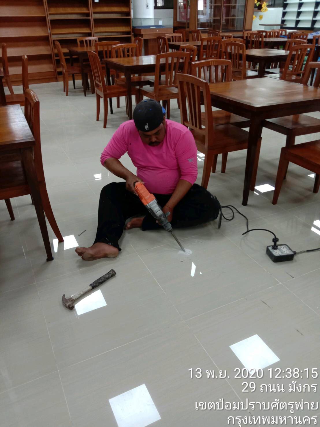 รร.สายปัญญา ปูกระเบื้องพื้น&ติดตั้งกระดานถนอมสายตา