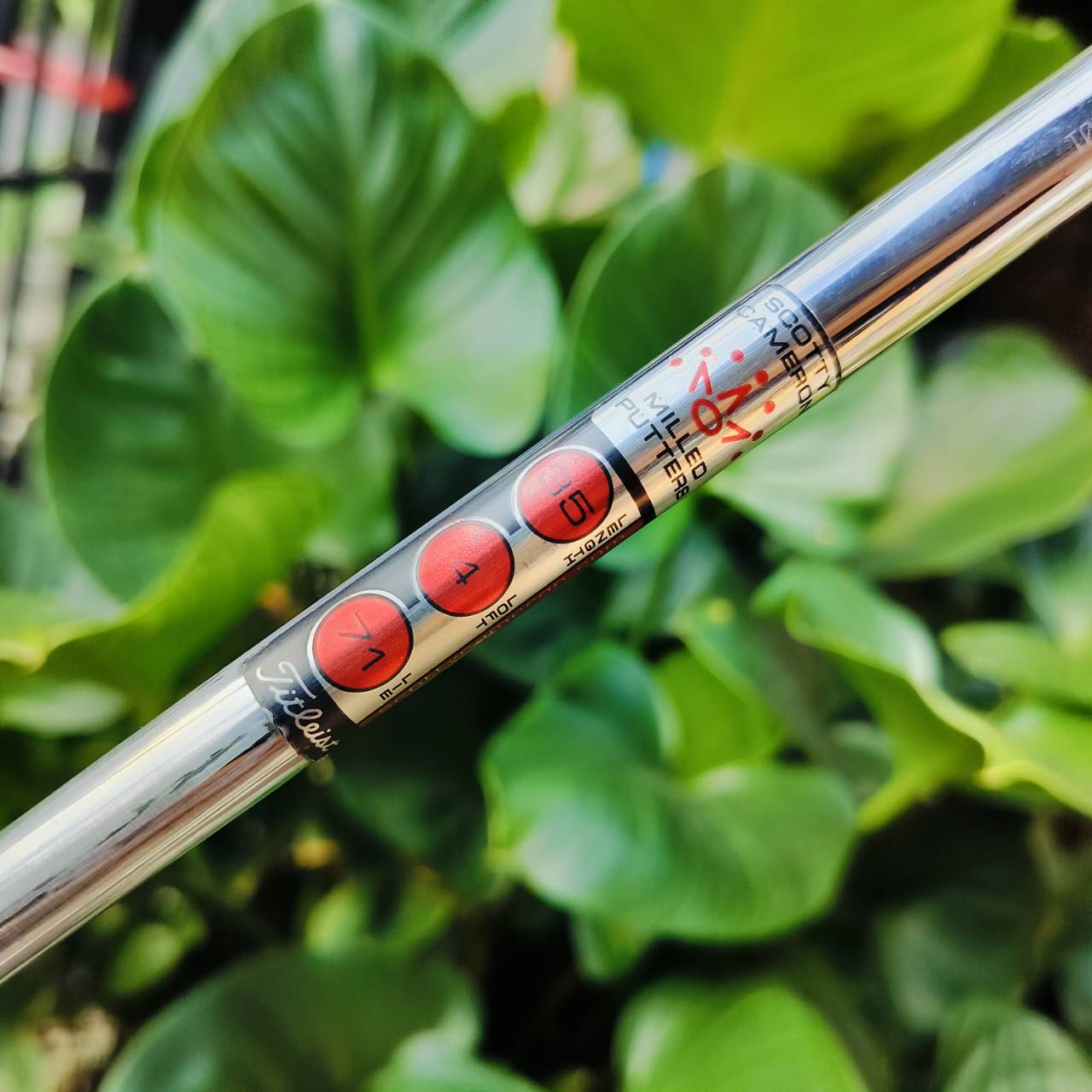 PUTTER SCOTTY CAMERON STUDIO SELECT KOMBI S ความยาว 35 นิ้ว มี COVER เดิมแท้ สุดยอดแห่งการชดเชยความผิดพลาด สุดยอดแห่งการวางน้ำหนักที่ดีที่สุด เส้นเล็งที่ตรงยางกลางพัตเตอร์ หน้าสัมผัสช่วยในการโรลของลูก ให้หมุนเกาะไลน์ที่สุด พัตต์ตรงมากๆ ไม้กอล์ฟพรีเมี่ยมมื