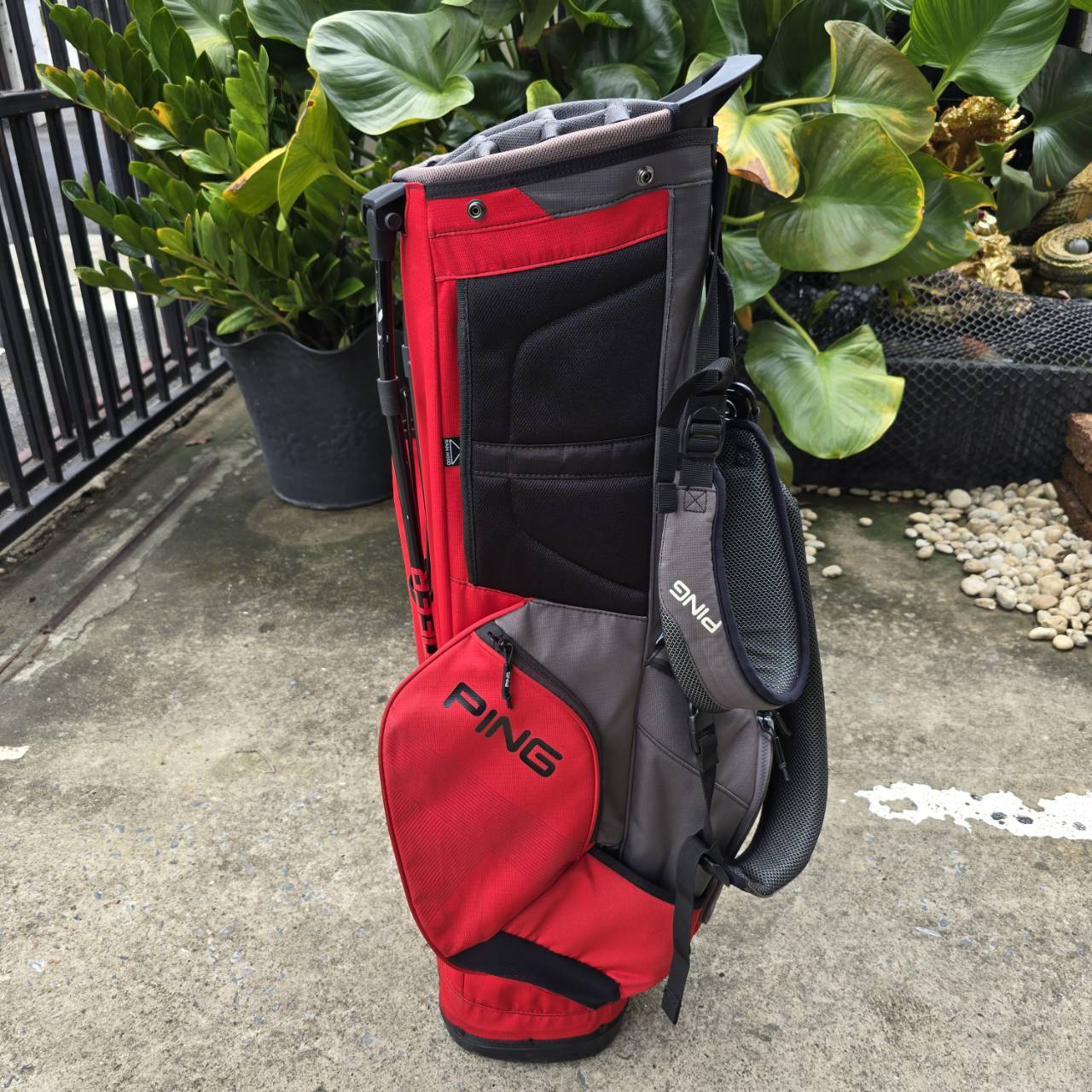 ถุงกอล์ฟ PING HOOFER14 มือสองของแท้ ถุงกอล์ฟแบบ 14 ช่อง เบาเพียง 2.5 กิโลกรัม วัสดุที่ทนทานแข็งแรง มีช่องใส่ของเยอะมาก