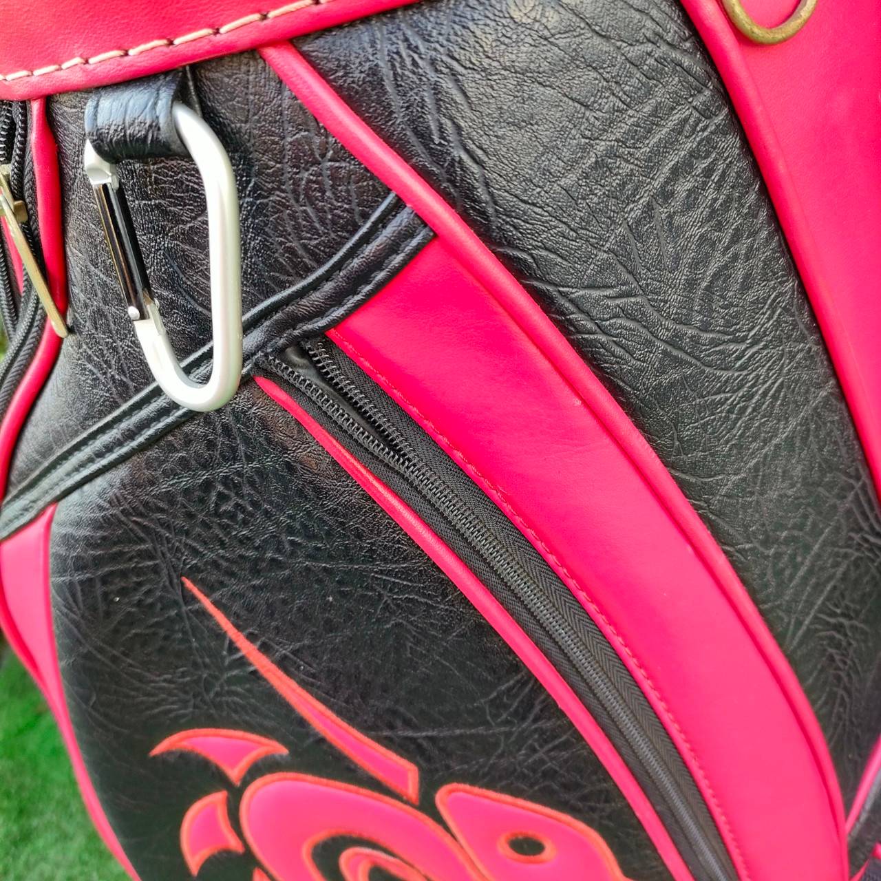 ถุงกอล์ฟ SAMURAI - DRAGON มือสอง **ถุงกอล์ฟ มีตำหนิ หัวชิฟ หลุด ** ตัวซิปใช้ได้ปกติ แค่เปลี่ยนหัวซิป ทุกอย่างสภาพสมบูรณ์ ถุงสวยมาก