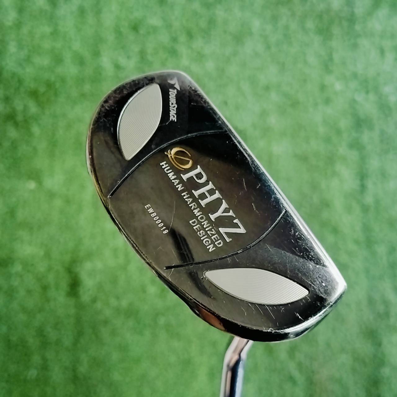 PUTTER TOURSTAGE PHYZ รุ่น Human Harmonized Design เป็นผลิตภัณฑ์จาก Bridgestone ที่ออกแบบโดยเน้นการประสานงานของประสาทสัมผัสทั้ง 5 ของนักกอล์ฟ เพื่อมอบประสบการณ์การพัตต์ที่นุ่มนวลและมั่นใจ ความยาว 34 นิ้ว ไม้กอล์ฟพรีเมี่ยมมือสอง ของแท้ By NakaraLuxurious