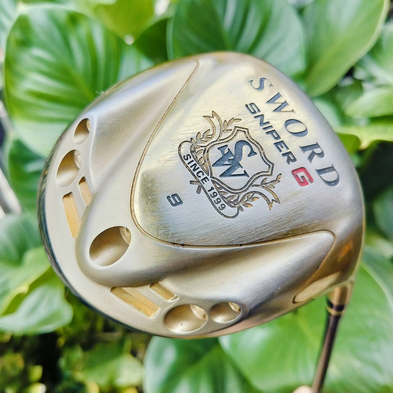 Driver SWORD SNIPER G ก้าน TOUR AD FLEX SR เป็นไม้สุดยอดหน้าเด้งพรีเมี่ยม ต้นตำหรับ ตีไกลมาก และรุ่นนี้ เป็นรุ่น G มีออฟเซ็ตเล็กน้อย ช่วยแก้ปัญหาสำหรับคนที่ตีเฟด ออกขวาให้กลับมาตีตรงได้ ไม้กอล์ฟพรีเมี่ยมมือสอง ของแท้ By NakaraLuxurious