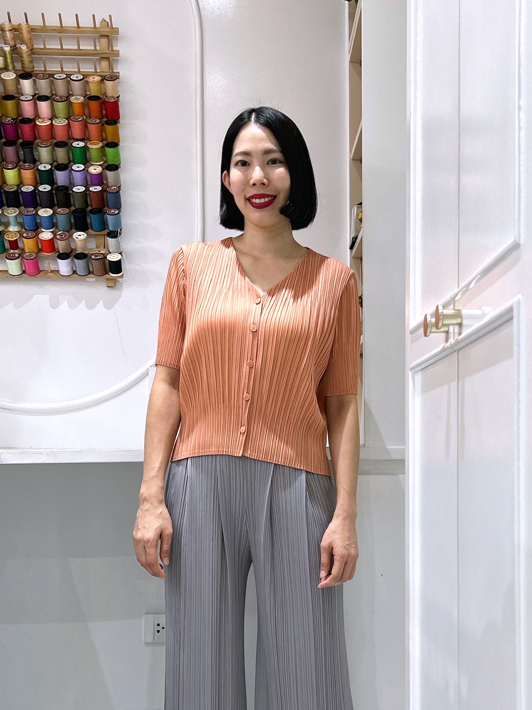 2MUAY รุ่น GJO11398 เสื้ออัดพลีท V NECK BUTTON FRONT PLEATED TOP 10 สี FREE SIZE