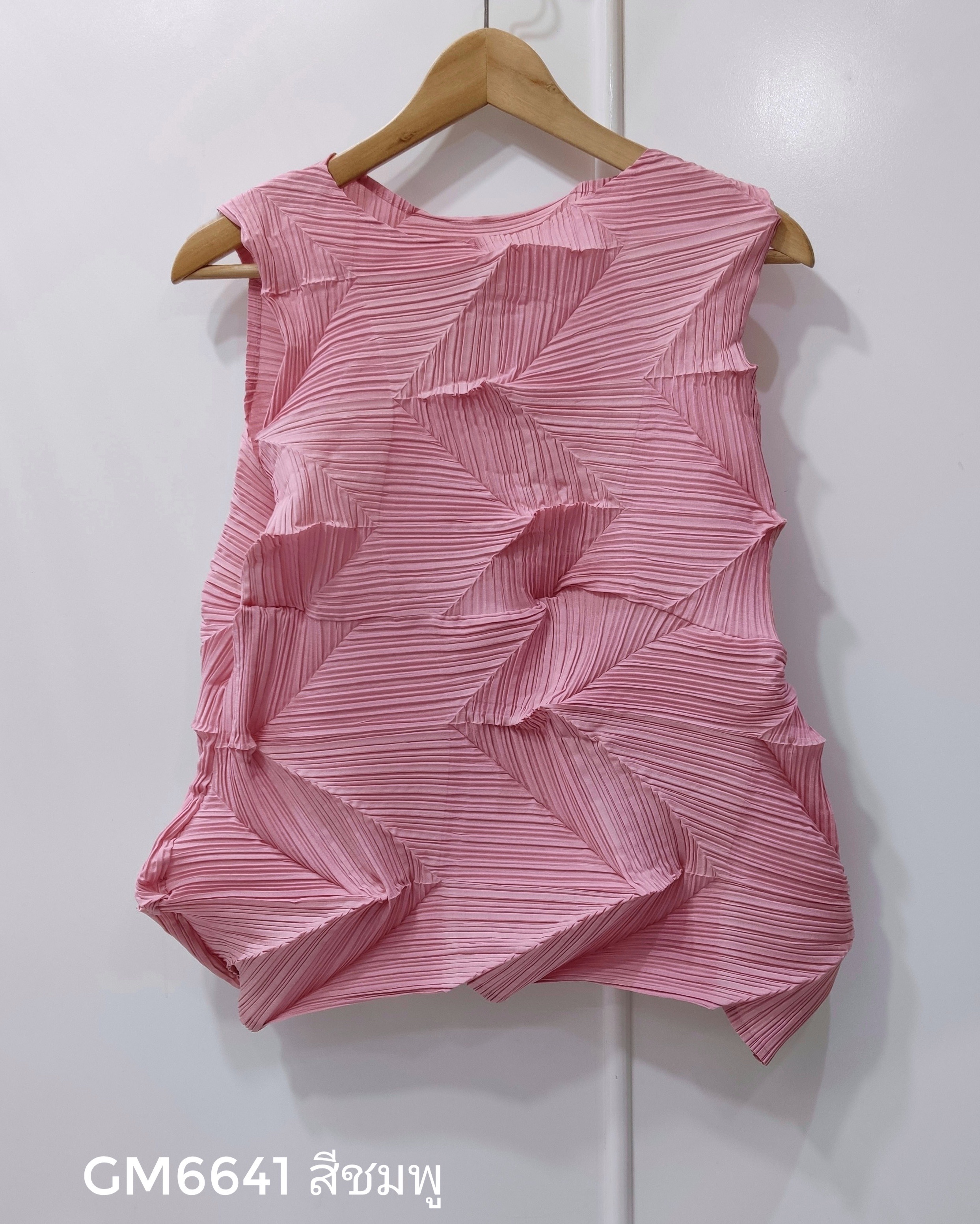 อกถึง 40 นิ้ว 2MUAY รุ่น GM6641 เสื้ออัดพลีท SLEEVELESS ZIG ZAG PLEATED TOP 3 สี FREE SIZE