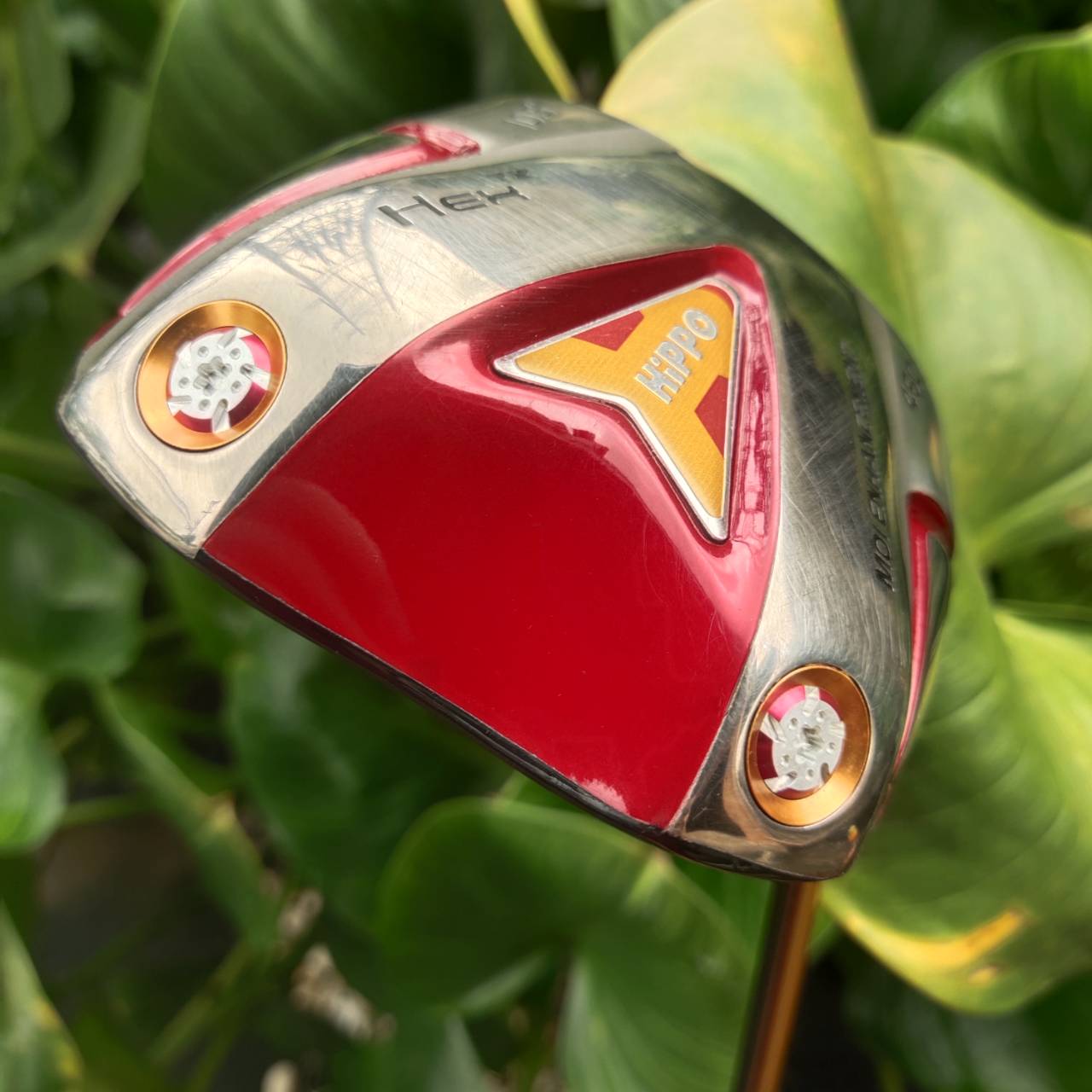 Driver HIPPO HEX TX หัวสี่เหลี่ยม ออกแบบหัวไม้ที่มีรูปทรงเรขาคณิตเฉพาะ ช่วยให้มีค่า MOI (Moment of Inertia) สูงถึงกว่า 5000 ไม้กอล์ฟพรีเมี่ยมมือสอง