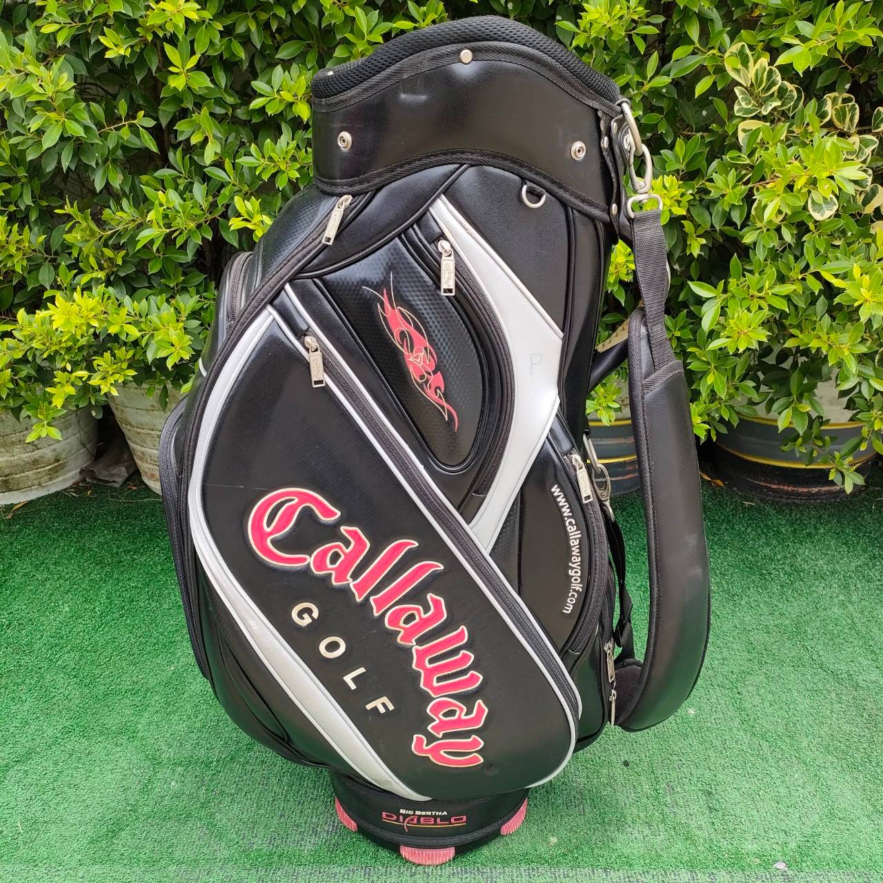 ถุงกอล์ฟ CALLAWAY DIABLO มือสอง สภาพสวยเดิมเรียบร้อย ลายสวยมากๆๆ เป็นถุง TOUR ใบใหญ่ 9 นิ้ว ช่องครบเครื่อง น้ำหนักเบามาก กันน้ำด้วย ใช้ดีมาก!! มือสอง ของแท้ BY NakaraLuxurious